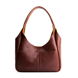 Nutmeg Medium | U-shaped, flat-bottomed leather shoulder bag with two outside pockets