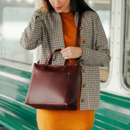 Cognac*Classic | Midsize crossbody tote with handles and a pocket