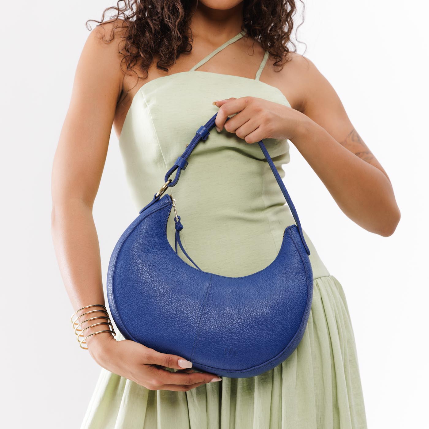 Molino Blue*Classic | Crescent shaped shoulder bag with zipper closure and adjustable strap